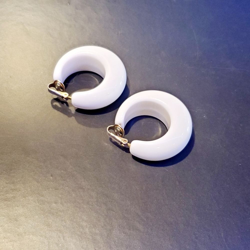 Vintage signed Trifari Crown Clip on Earrings. - Picture 7 of 7